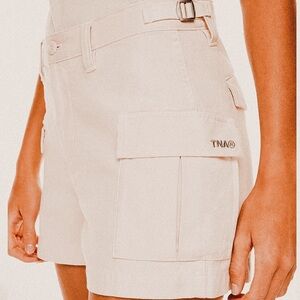 TNA aritzia cream ivory Supply Cargo pocket Shorts  mid rise size 0 streetstyle